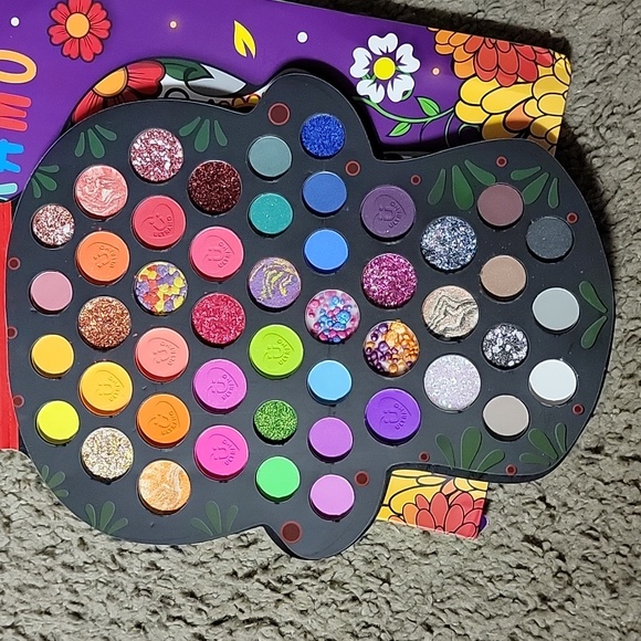 Makeup - Picture 2 of 2